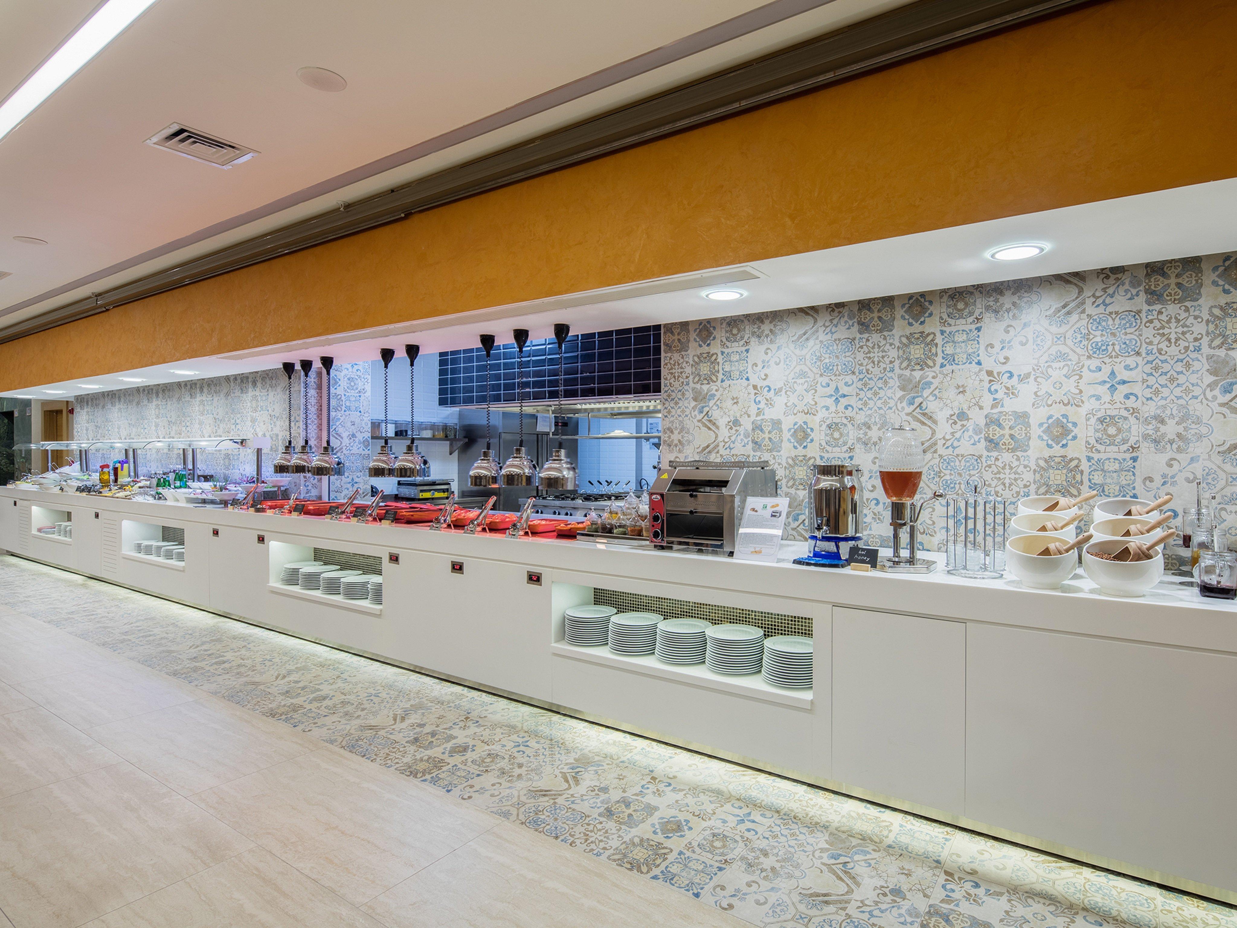 Holiday Inn Antalya - Lara By Ihg Kültér fotó The buffet at the lounge