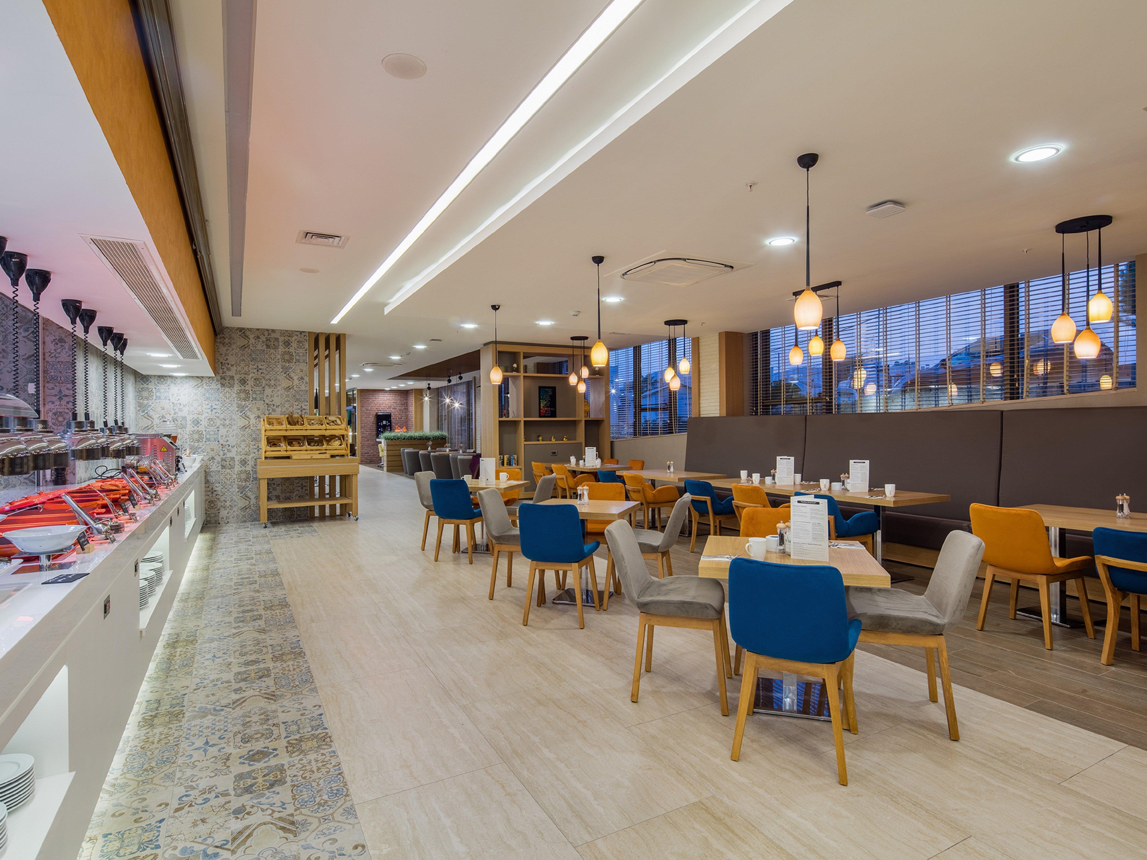 Holiday Inn Antalya - Lara By Ihg Kültér fotó The dining room at the new terminal